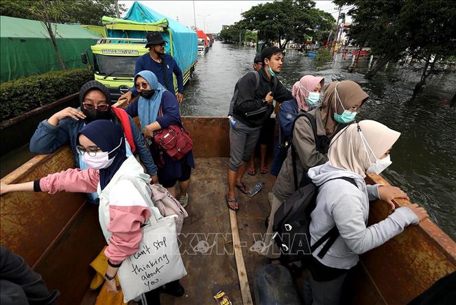 Người dân sơ tán khỏi vùng ngập lụt sau những trận mưa lớn tại Semarang, Trung Java, Indonesia. Ảnh: THX/TTXVN