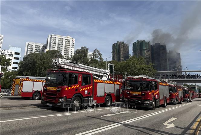 Xe cứu hỏa thường trực tại hiện trường cụm tòa chung cư bị cháy ở quận Tai Po chiều 27/11/2025. Ảnh: Mạc Luyện - PV TTXVN tại Hong Kong (Trung Quốc)