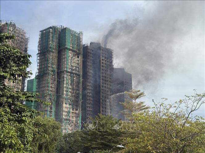 Ngọn lửa tại hiện trường vụ cháy cụm chung cư ở quận Tai Po vẫn chưa được dập tắt hoàn toàn vào chiều 27/11/2025. Ảnh: Mạc Luyện -PV TTXVN tại Hong Kong (Trung Quốc)