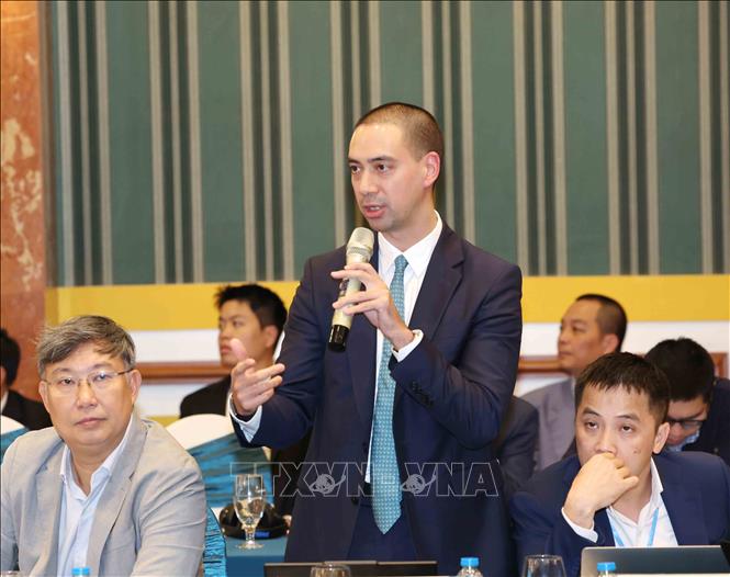 Ông Arnaud Ginolin, Giám đốc điều hành và thành viên HĐTV lãnh đạo khối tư vấn chính sách công BCG Việt Nam trình bày tham luận tại hội thảo. Ảnh: Phương Hoa – TTXVN