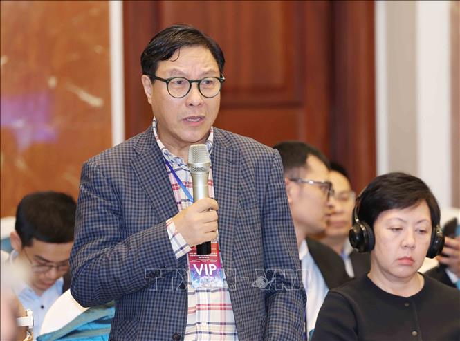 Ông Đặng Huy Đông, nguyên Thứ trưởng Bộ Kế hoạch và Đầu tư trình bày tham luận tại hội thảo. Ảnh: Phương Hoa – TTXVN