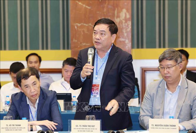 GS.TS Trần Thọ Đạt, Chủ tịch Hội đồng khoa học và đào tạo, Trường Đại học Kinh tế Quốc dân trình bày tham luận tại hội thảo. Ảnh: Phương Hoa – TTXVN