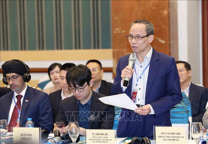TS. Cấn Văn Lực, Thành viên Hội đồng Tư vấn chính sách của Thủ tướng Chính phủ trình bày tham luận tại hội thảo. Ảnh: Phương Hoa – TTXVN