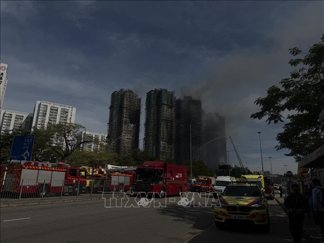 Xe cứu hỏa và cứu thương được triển khai tại hiện trường vụ cháy cụm chung cư ở Hong Kong (Trung Quốc). Ảnh: Mạc Luyện - PV TTXVN tại Hong Kong 