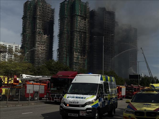Đến chiều 27/11/2025, vụ cháy quần thể chung cư ở quận Tai Po, Hong Kong (Trung Quốc) đã khiến ít nhất 55 người thiệt mạng, 76 người bị thương và hơn 270 người vẫn mất tích. Ảnh: Mạc Luyện - PV TTXVN tại Hong Kong (Trung Quốc)