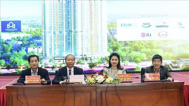 Chủ tọa điều hành Diễn đàn. Ảnh: Minh Huệ-TTXVN