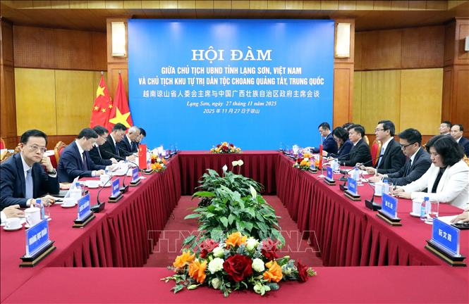 Hội đàm giữa Chủ tịch Khu tự trị dân tộc Choang Quảng Tây (Trung Quốc) Vi Thao và Chủ tịch UBND tỉnh Lạng Sơn Nguyễn Cảnh Toàn. Ảnh: Văn Đạt - TTXVN