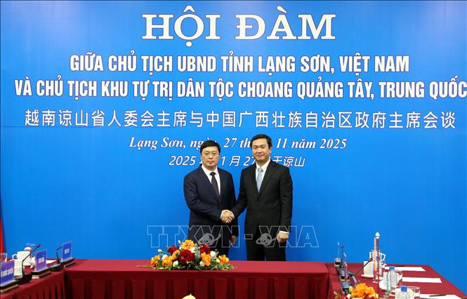 Chủ tịch UBND tỉnh Lạng Sơn Nguyễn Cảnh Toàn và Chủ tịch Khu tự trị dân tộc Choang Quảng Tây (Trung Quốc) Vi Thao thống nhất hai bên tăng cường hợp tác nhiều lĩnh vực thế mạnh. Ảnh: Văn Đạt - TTXVN