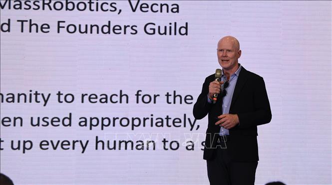 Ông Daniel Theobald – Đồng sáng lập MassRobotics, Nhà sáng lập và Giám đốc Đổi mới Vecna Robotics (Hoa Kỳ) chia sẻ tại hội nghị. Ảnh: Hứa Chung-TTXVN
