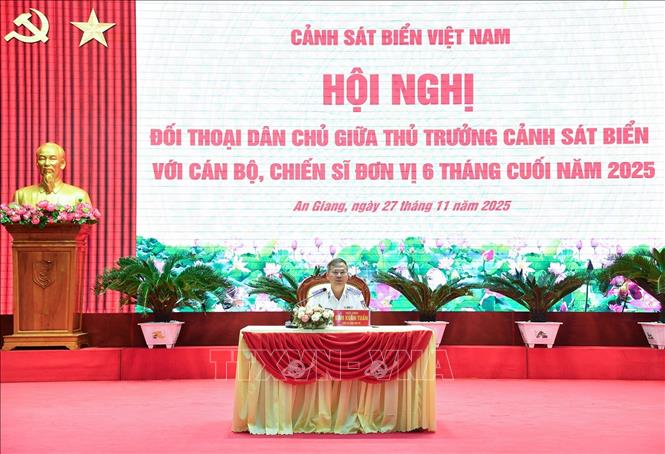 Thiếu tướng Đàm Xuân Tuấn, Phó Tư lệnh Cảnh sát biển Việt Nam đối thoại dân chủ với cán bộ, chiến sĩ Bộ Tư lệnh Vùng Cảnh sát biển 4. Ảnh: TTXVN phát
