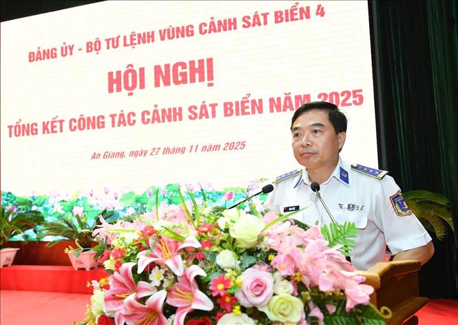 Đại tá Đào Bá Việt, Tư lệnh Vùng Cảnh sát biển 4 chủ trì hội nghị. Ảnh: TTXVN phát
