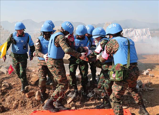 Peacekeeping officers at an exercise on rescuing people out from under a collapsed building. VNA Photo