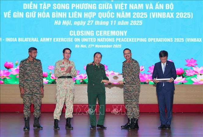 Sen. Lt. Gen. Phung Si Tan, Deputy Chief of the General Staff of the Vietnam People’s Army presents a gift to the Indian delegation. VNA Photo