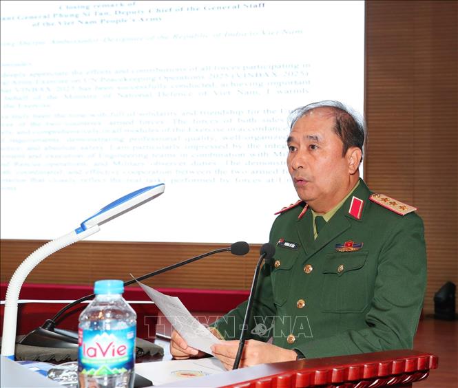 Sen. Lt. Gen. Phung Si Tan, Deputy Chief of the General Staff of the Vietnam People’s Army, speaks at the ceremony wrapping up VINBAX 2025. VNA Photo