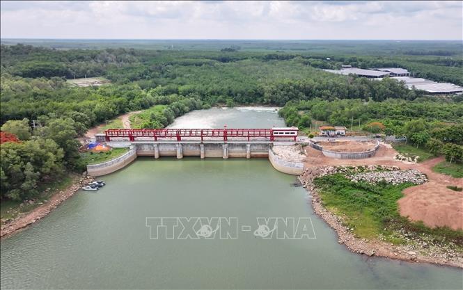 Đập xả tràn hồ Dầu Tiếng, nơi điều tiết lưu lượng nước quan trọng cho vùng hạ du trong mùa mưa lũ. Ảnh: Thanh Tân - TTXVN