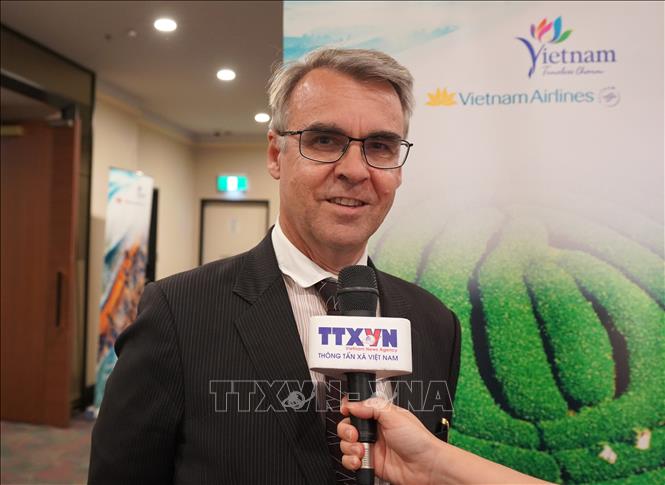Ông David Smallbone, luật sư, thành viên của Trung tâm Trọng tài Thương mại Quốc tế Australia (ACICA), trả lời phỏng vấn phóng viên TTXVN tại Australia. Ảnh: Lê Đạt - PV TTXVN tại Australia