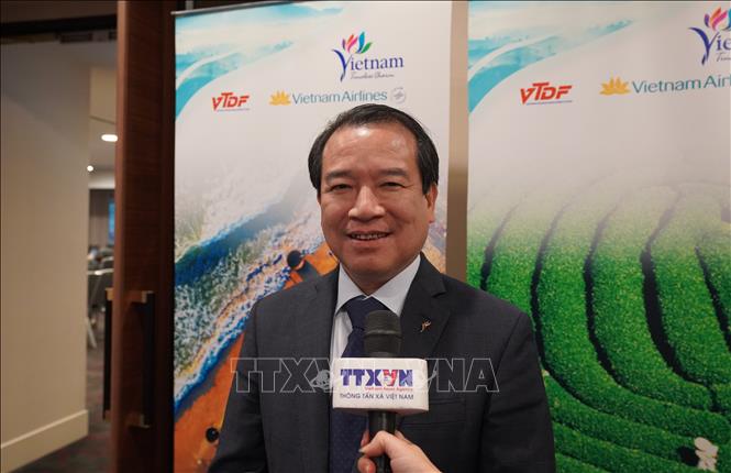 Ông Hà Văn Siêu - Phó Cục trưởng Cục Du lịch Quốc gia Việt Nam - trả lời phỏng vấn phóng viên TTXVN tại Australia. Ảnh: Lê Đạt - PV TTXVN tại Australia
