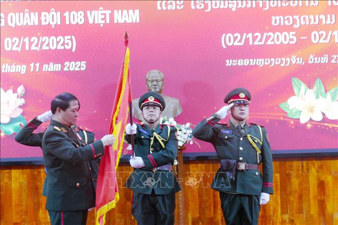 Thượng Tướng Vongsone Inpanphim, Thứ trưởng Bộ Quốc phòng, Chủ nhiệm Tổng cục Chính trị Quân đội nhân dân Lào, trao Huân chương Hữu nghị của Nhà nước Lào cho Bệnh viện Trung ương Quân đội 108 Việt Nam. Ảnh: Xuân Tú - PV TTXVN tại Lào