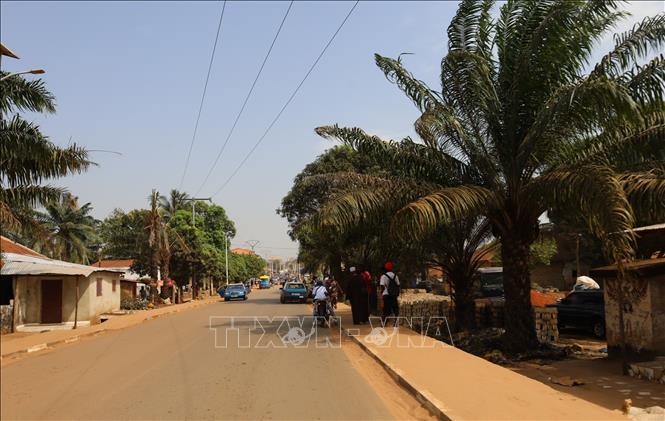 Quang cảnh một tuyến phố ở Bissau, Guinea-Bissau ngày 26/11/2025. Ảnh: THX/TTXVN