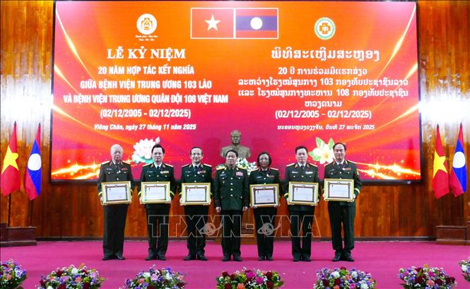 Thượng Tướng Vongsone Inpanphim, Thứ trưởng Bộ Quốc phòng, Chủ nhiệm Tổng cục Chính trị Quân đội nhân dân Lào, trao tặng Huân chương Lao động của Nhà nước Lào cho các cá nhân của Bệnh viện Trung ương Quân đội 108 Việt Nam. Ảnh: Xuân Tú - PV TTXVN tại Lào