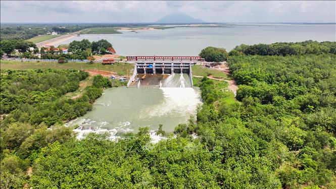 Hồ Dầu Tiếng xả nước qua tràn đợt 8 năm 2025 kể từ ngày 25/11 đến 7 giờ ngày 2/12/2025, với lưu lượng xả linh hoạt từ 36-200 m3/s. Ảnh: Thanh Tân - TTXVN