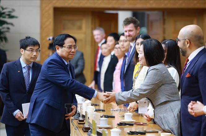 Prime Minister Pham Minh Chinh greets members of the EU-ASEAN Business Council and the European Chamber of Commerce in Vietnam (EuroCham). VNA Photo: Dương Giang