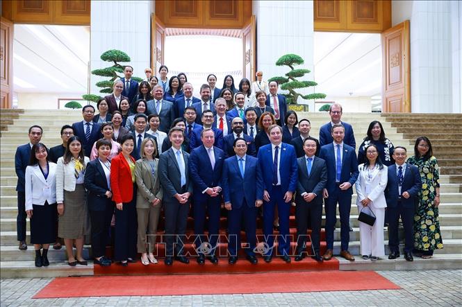 Prime Minister Pham Minh Chinh and delegates pose for a group photo. VNA Photo: Dương Giang