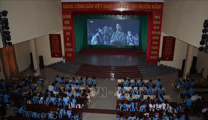 Chiếu phim Mưa đỏ cho học sinh trường THCS Nguyễn Trung Trực. Ảnh: Đức Hạnh - TTXVN 