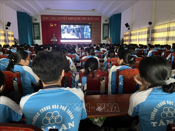 Học sinh Trường THPT Tân An xem phim Mưa đỏ tại trường. Ảnh: Đức Hạnh - TTXVN 