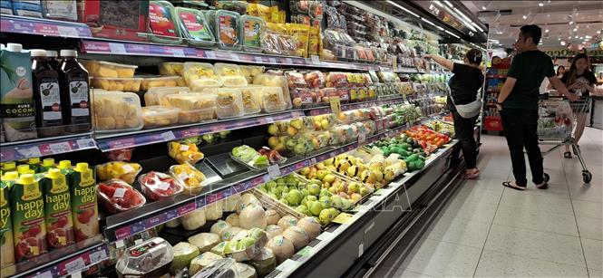 Kệ siêu thị tại Malaysia đầy ắp trái cây nhập khẩu. Ảnh: Bùi Hoàn-PV TTXVN tại Malaysia