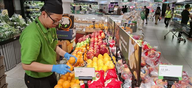 Quầy bán hoa quả nhập khẩu trong siêu thị ở Malaysia. Ảnh: Bùi Hoàn-PV TTXVN tại Malaysia