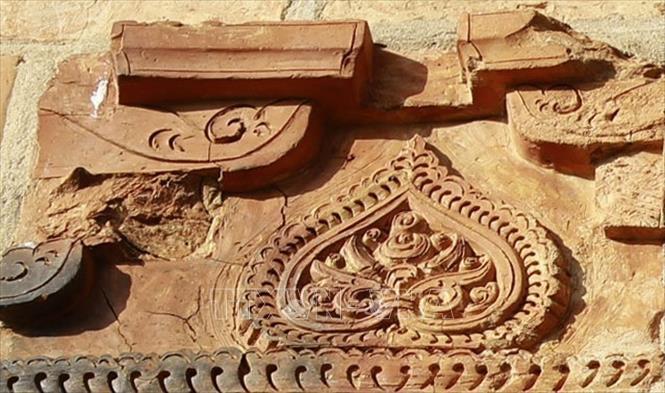 Trên các viên gạch cổ của Tháp được trạm khắc rất nhiều hoa văn tinh xảo, chứng tỏ trình độ điêu luyện của người thợ thời xưa. Ảnh: Hoàng Hùng -TTXVN