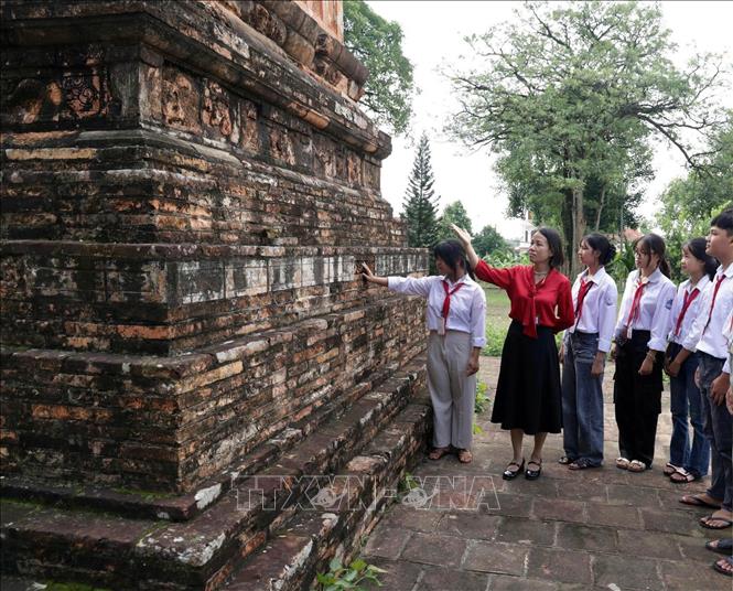 Di tích tháp Bình Sơn là một trong những địa chỉ tham quan học tập của học sinh tỉnh Phú Thọ. Ảnh: Hoàng Hùng -TTXVN