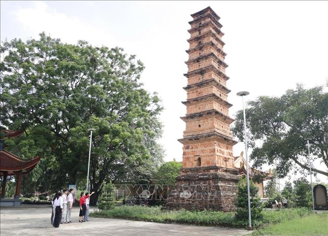 Tháp Bình Sơn được xây dựng vào thế kỉ XII -XIV, là công trình kiến trúc độc đáo cả về nghệ thuật, mỹ thuật và kĩ thuật xây dựng. Ảnh: Hoàng Hùng -TTXVN