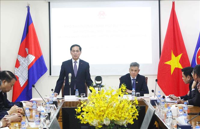Phó Thủ tướng Bùi Thanh Sơn phát biểu tại buổi làm việc với cán bộ, nhân viên Đại sứ quán và cộng đồng người Việt Nam tại Vương quốc Campuchia. Ảnh: Hoàng Minh - PV TTXVN tại Campuchia 