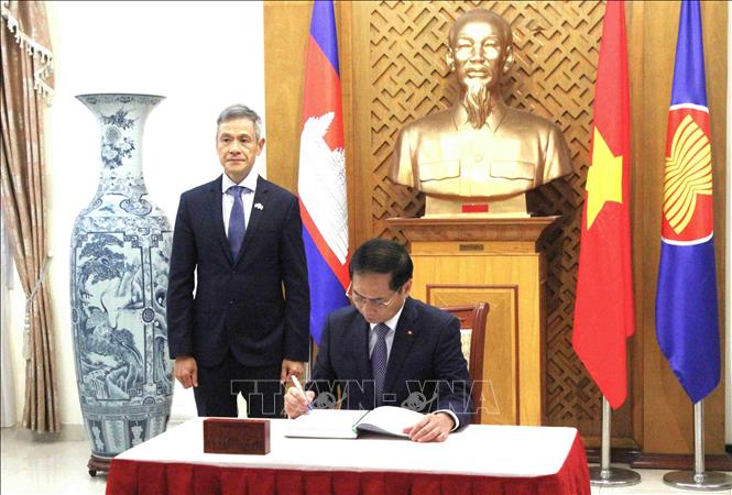 Phó Thủ tướng Chính phủ Bùi Thanh Sơn viết sổ lưu niệm Đại sứ quán Việt Nam tại Vương quốc Campuchia. Ảnh: Hoàng Minh - PV TTXVN tại Campuchia 