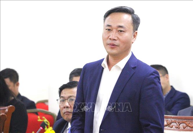 Thứ trưởng Bộ Xây dựng Nguyễn Việt Hùng giải đáp kiến nghị của các đại biểu tại cuộc gặp. Ảnh: Hoàng Minh - PV TTXVN tại Campuchia 