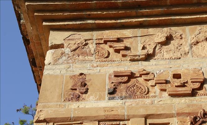 Hơn 13 nghìn viên gạch nung được phủ kín thân tháp, nhiều viên vẫn giữ nguyên sắc màu qua thời gian với hình khối mềm mại, hoa văn tinh xảo - minh chứng tài hoa của những nghệ nhân đời nhà Trần. Ảnh: Hoàng Hùng -TTXVN