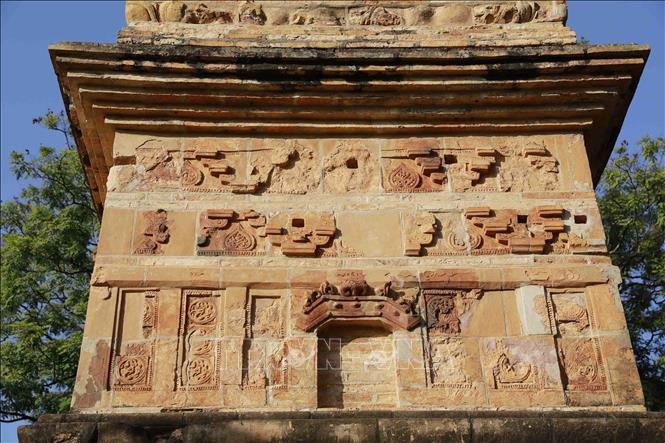 Hơn 13 nghìn viên gạch nung được phủ kín thân tháp, nhiều viên vẫn giữ nguyên sắc màu qua thời gian với hình khối mềm mại, hoa văn tinh xảo - minh chứng tài hoa của những nghệ nhân đời nhà Trần. Ảnh: Hoàng Hùng -TTXVN