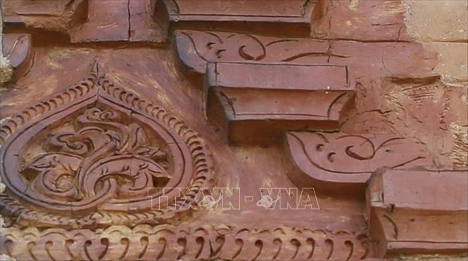 Trên các viên gạch cổ có rất nhiều hoa văn tinh xảo khác nhau, thể hiện trình độ điêu luyện của người thợ thời xưa. Ảnh: Hoàng Hùng -TTXVN