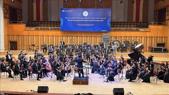 Tiết mục Tổ khúc Ba lê “Hồng Hoang” do PGS.TS. Nhạc sĩ Đỗ Hồng Quân chỉ huy dàn nhạc. Ảnh: Ngọc Bích – TTXVN