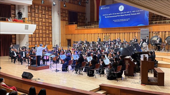 Biểu diễn hòa nhạc giao hưởng trong Festival quốc tế Âm nhạc mới Á – Âu lần thứ IV, năm 2025. Ảnh: Ngọc Bích – TTXVN
