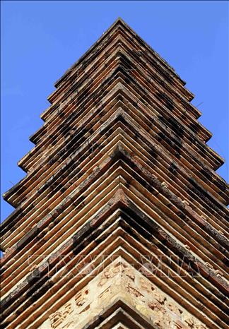 Tháp được cấu tạo bình đồ hình vuông nhỏ dần về phía ngọn, cạnh của tầng dưới cùng rộng 4,45 m, cạnh của tầng thứ 11 rộng 1,55 m. Ảnh: Hoàng Hùng -TTXVN