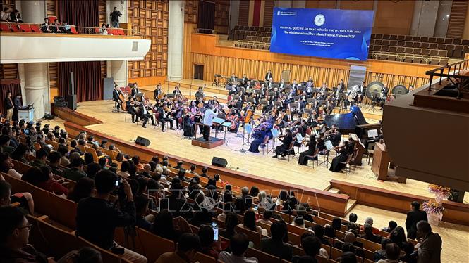 Tiết mục “Biến tấu Hoa Hồng” cho dàn nhạc giao hưởng do nhạc trưởng Tetsuji Honna (Nhật Bản) chỉ huy. Ảnh: Ngọc Bích – TTXVN