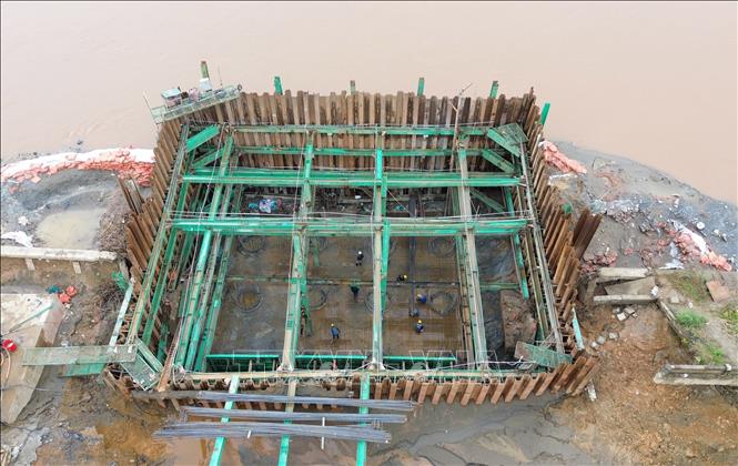 Các kỹ sư, công nhân đang ngày đêm 