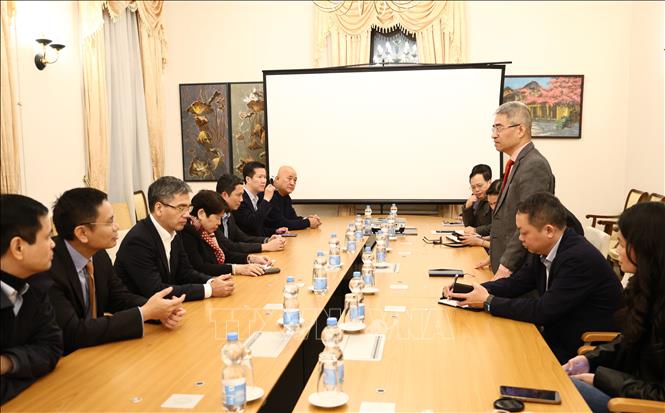 Tại buổi làm việc với Đại sứ quán Việt Nam tại Berlin. Ảnh: Thu Hằng - PV TTXVN tại Đức