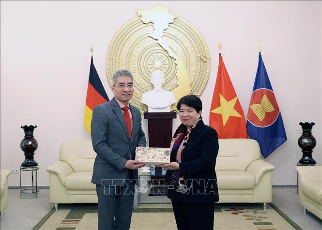 Bà Nguyễn Thúy Anh tặng quà lưu niệm cho Đại sứ Việt Nam tại Đức, Nguyễn Đắc Thành. Ảnh: Thu Hằng - PV TTXVN tại Đức