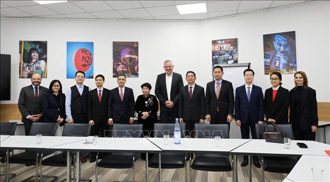 Đoàn công tác gặp gỡ ông Jan van Aken - đồng Chủ tịch Đảng Cánh tả Đức. Ảnh: Thu Hằng - PV TTXVN tại Đức