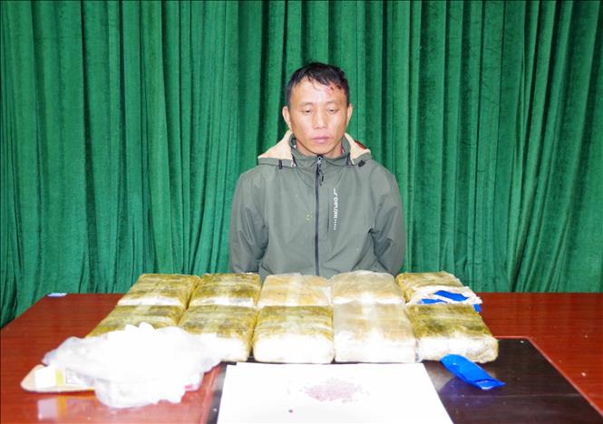 Đối tượng Thào A Pháng và tang vật bị thu giữ. Ảnh: TTXVN phát