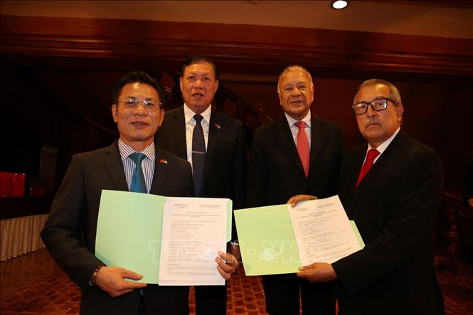 Lễ ký kết thỏa thuận hợp tác giữa Bệnh viện Châm cứu Trung ương Việt Nam và Đảng Lao động Mexico. Ảnh: Phi Hùng - PV TTXVN tại Mexico